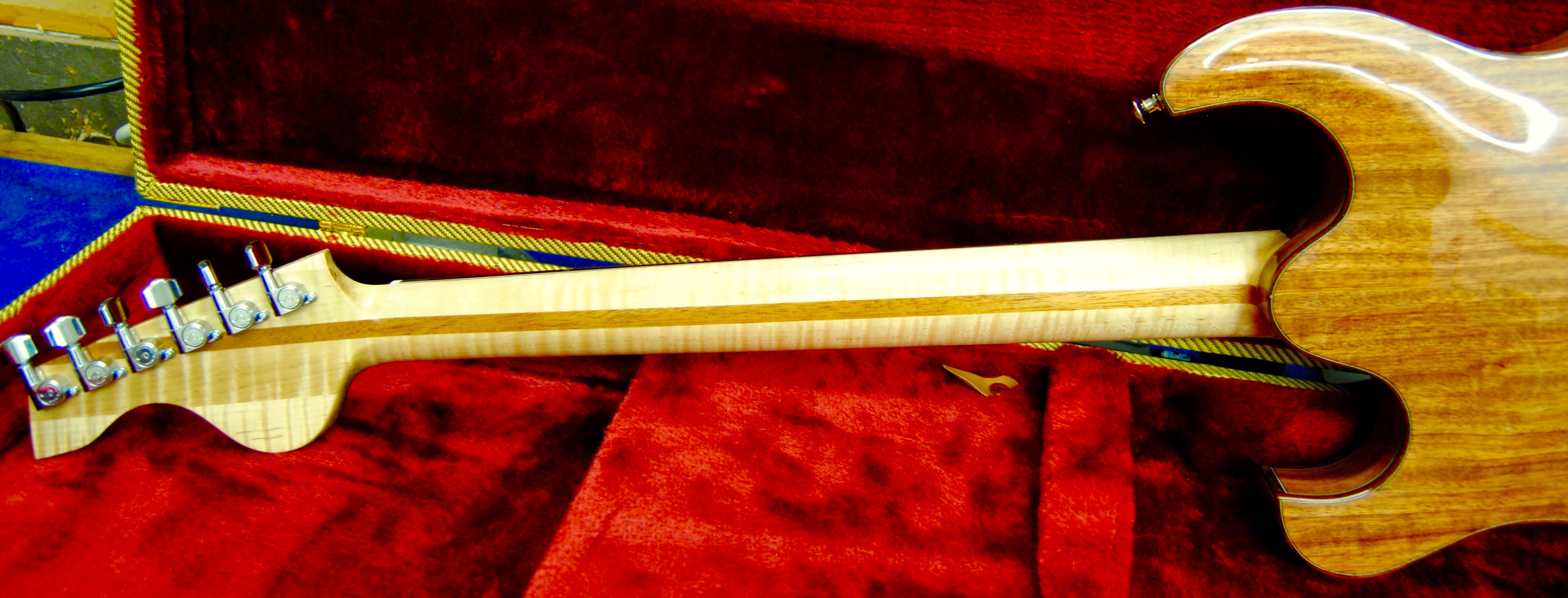 Handcrafted hollowbody archtop guitar - Schnell Guitars portfolio