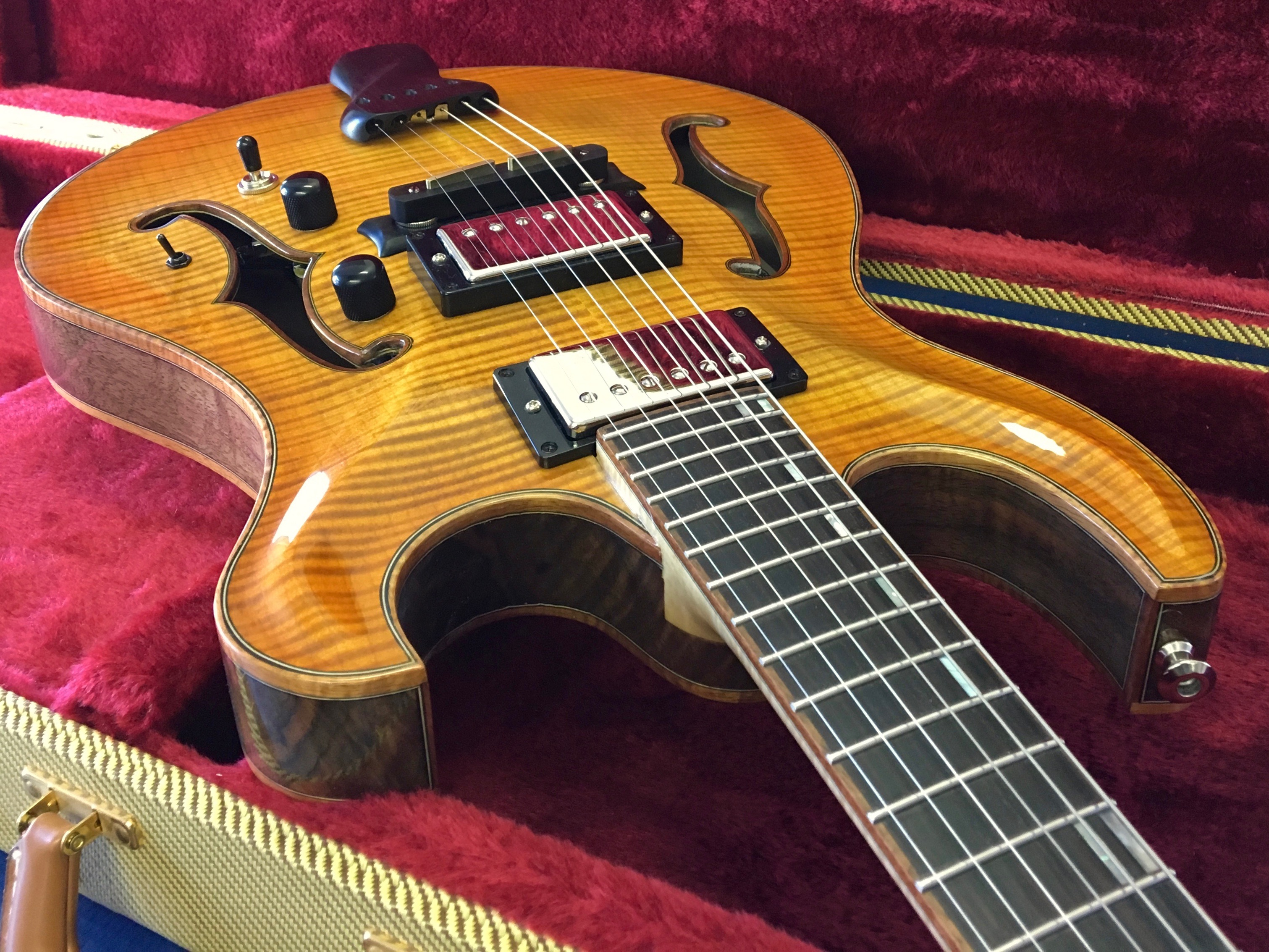 Handcrafted hollowbody archtop guitar - Schnell Guitars portfolio