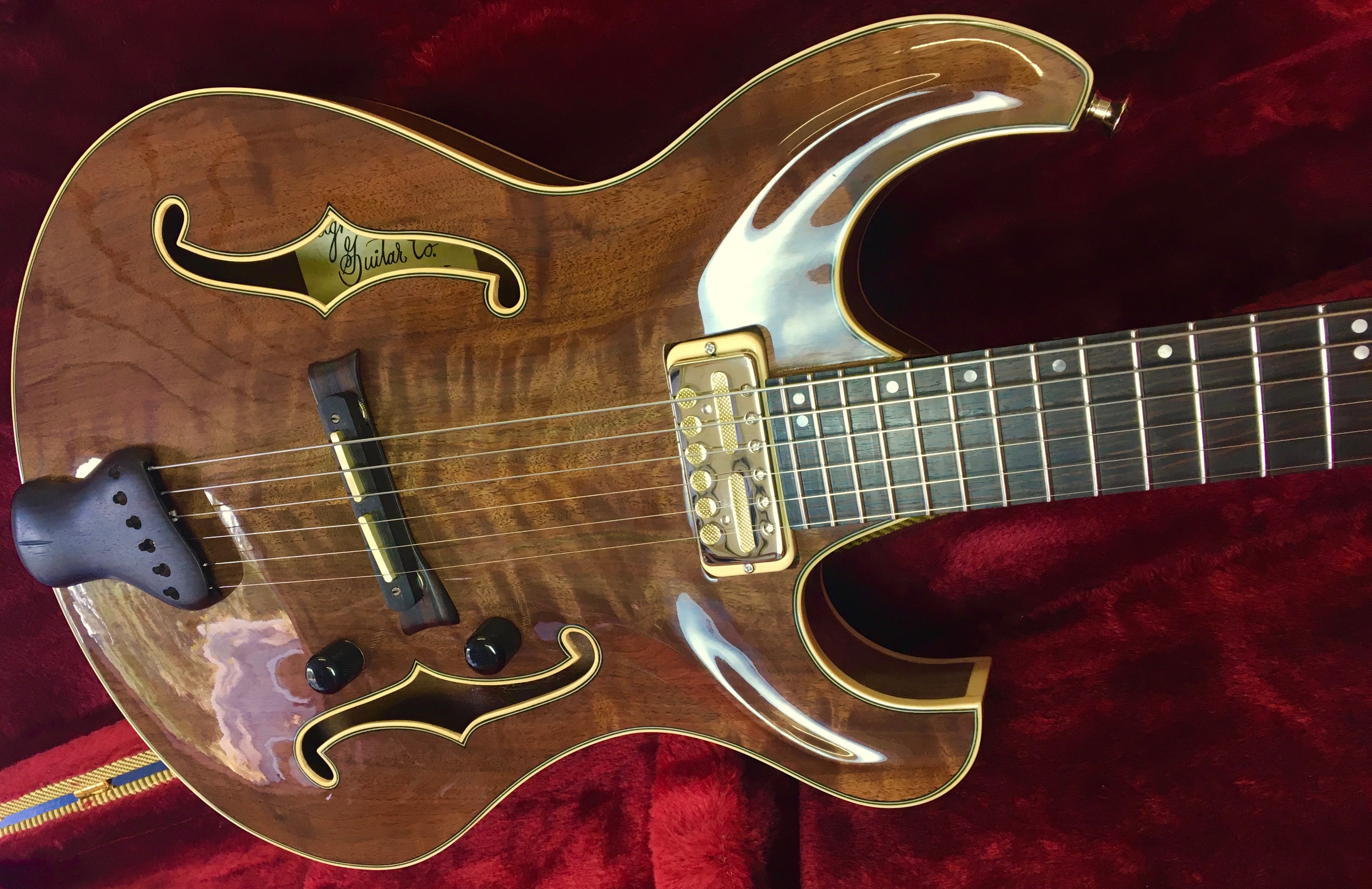 Handcrafted hollowbody archtop guitar - Schnell Guitars portfolio